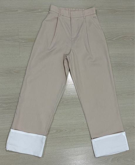 กางเกงขายาวสีครีมพับขาสีขาว ป้าย with it เอวสม็อคมีกระเป๋า เอว 25-30 สะโพก 44 ยาว 37.5 นิ้ว 