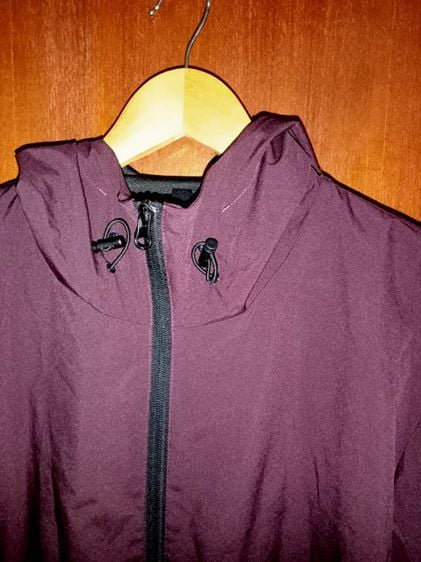 GU jacket with hoodies size L สีแดงเบอร์กันดี้ เสื้อแจ็กเก็ตมีฮู้ด อก 44 ยาว 27 แขน 24 ไหล่กว้าง 6 นิ้ว มีกระเป๋าทั้งซ้ายขวา แขนจั๊ม สภาพดี รูปที่ 4