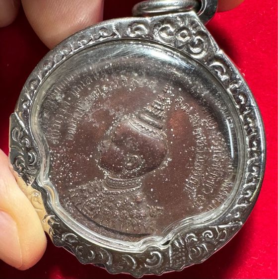 เหรียญที่ระลึกเจ้าฟ้ามหาวชิราวุธ(ร.6) พิธีลงสุพรรณบัตร เนื้อทองแดง ในเลี่ยมกรอบเงิน รูปที่ 17