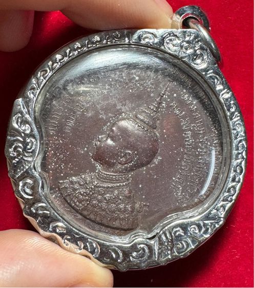 เหรียญที่ระลึกเจ้าฟ้ามหาวชิราวุธ(ร.6) พิธีลงสุพรรณบัตร เนื้อทองแดง ในเลี่ยมกรอบเงิน รูปที่ 3