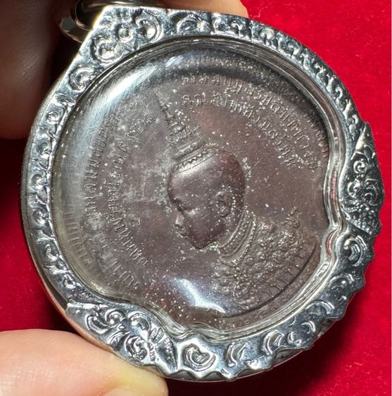 เหรียญที่ระลึกเจ้าฟ้ามหาวชิราวุธ(ร.6) พิธีลงสุพรรณบัตร เนื้อทองแดง ในเลี่ยมกรอบเงิน รูปที่ 7