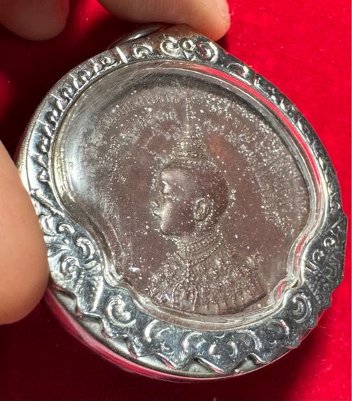 เหรียญที่ระลึกเจ้าฟ้ามหาวชิราวุธ(ร.6) พิธีลงสุพรรณบัตร เนื้อทองแดง ในเลี่ยมกรอบเงิน รูปที่ 13