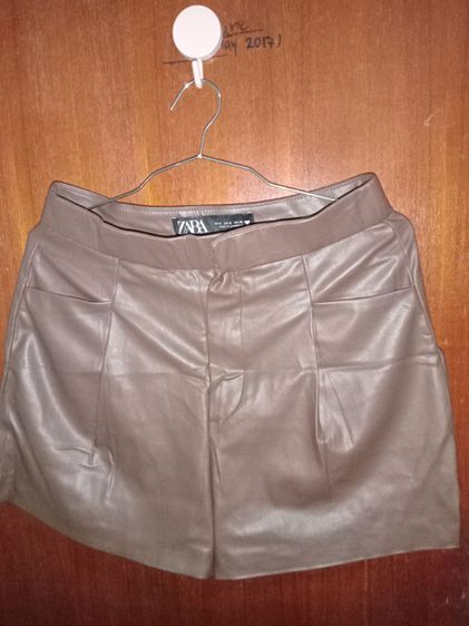 Zara shorts size EUR S,USA S เอว 26 ยาว 14 ขากางเกงกว้าง 13 นิ้ว กางเกงขาสั้นผู้หญิง สีน้ำตาล ซิปหน้า มีตะขอ และกระดุม ให้ติด กระดุมสำรอง 1 รูปที่ 3