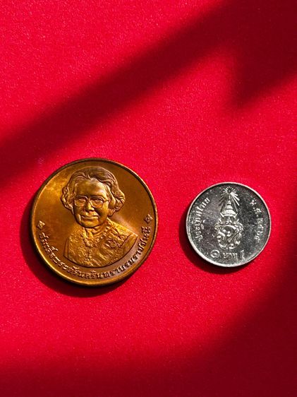 ชุดเหรียญ เข็มกลัดลงยาแดง รุ่นถวายพระเพลิงพระบรมศพสมเด็จย่า ปี ๒๕๓๙ รูปที่ 8
