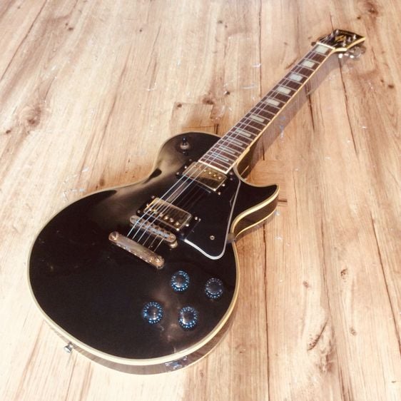 กีต้าร์ไฟฟ้า ยี่ห้อ Gibson รุ่น Les Paul มือสองสองสีดำ ราคา 8,000 บาท