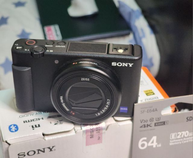 กล้องคอมแพค ไม่กันน้ำ Sony ZV-1 เครื่องศูนย์ไทย ประกันถึงเดือน 11