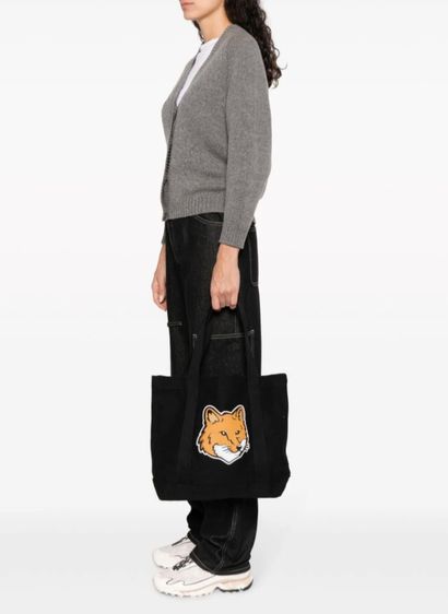 กระเป๋า MAISON KITSUNE มี 2 สี สีขาวและสีดำ  fox head-print cotton tote  วัสดุ Cotton  รูปที่ 2