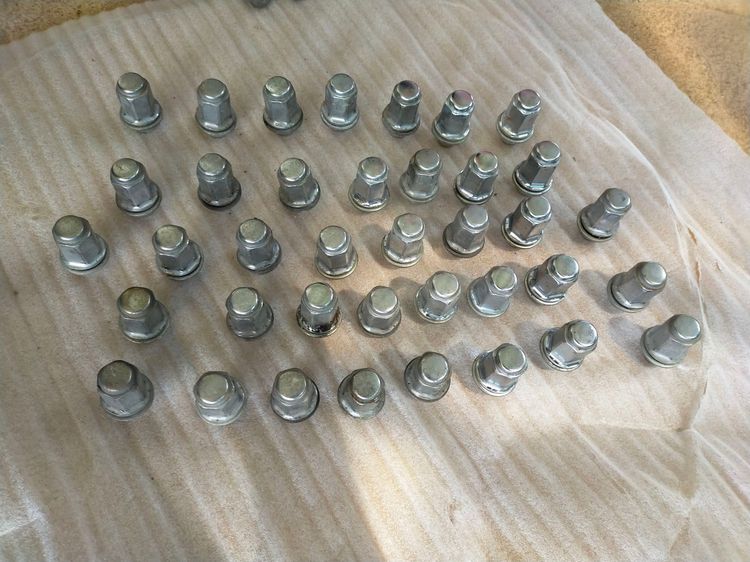 น๊อตโตโยต้าตัวยาว ตัวละ20บาท มือสองสภาพดี รูปที่ 3