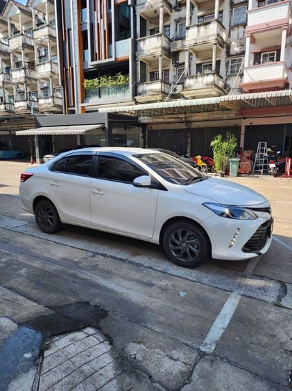 Toyota Vios 2021 1.5 E Sedan เบนซิน ไม่ติดแก๊ส เกียร์อัตโนมัติ ขาว รูปที่ 1