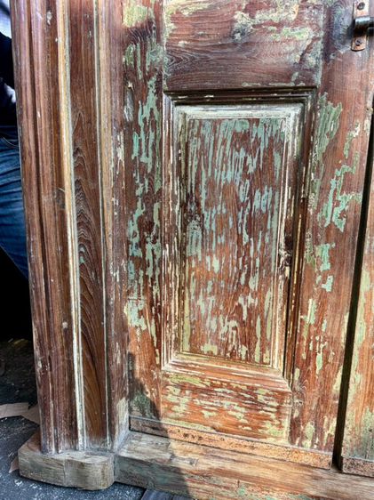 ประตูไม้สีเขียวเก่าขัดถลอกวินเทจ รูปที่ 8