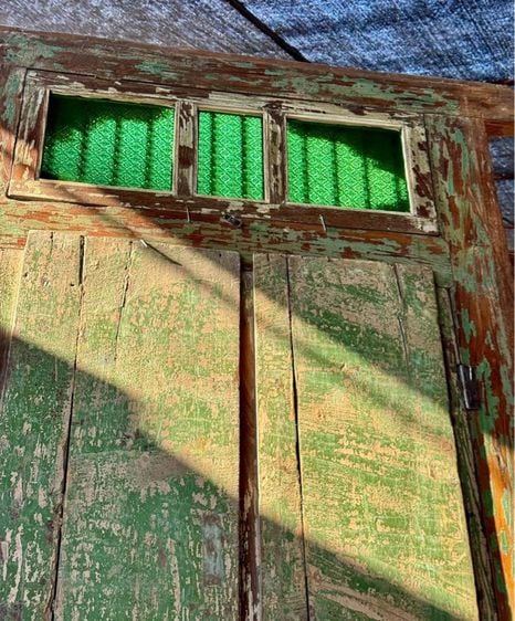 ประตูไม้สีเขียวเก่าขัดถลอกวินเทจ รูปที่ 11