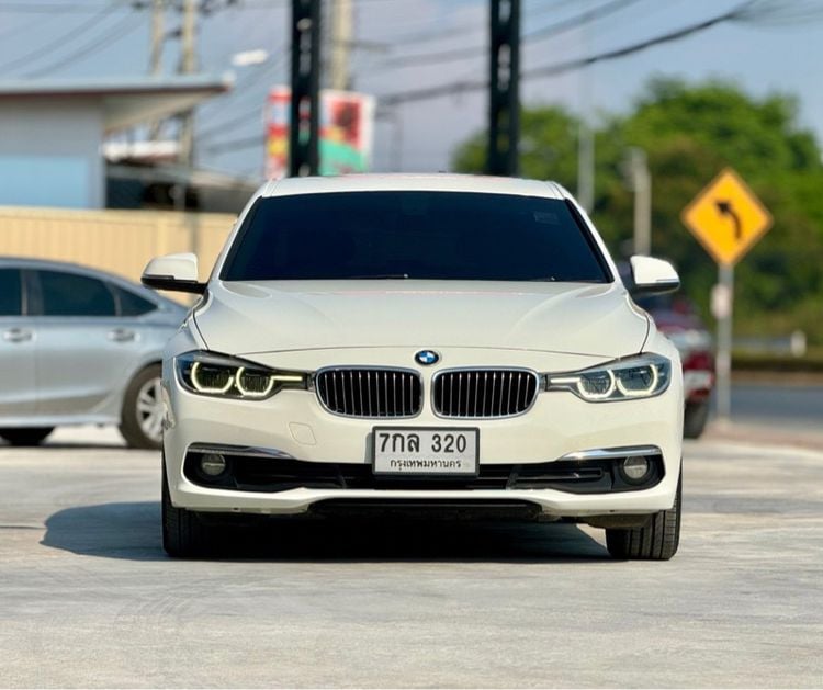 BMW Series 3 2017 320d Sedan ดีเซล ไม่ติดแก๊ส เกียร์อัตโนมัติ ขาว รูปที่ 2
