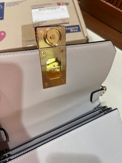 (ใหม่มาก)กระเป๋าแบรนด์ Atreasurebox Layer M สี Ivory ครบกล่อง มีใบเสร็จ รูปที่ 6