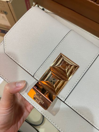 (ใหม่มาก)กระเป๋าแบรนด์ Atreasurebox Layer M สี Ivory ครบกล่อง มีใบเสร็จ รูปที่ 13