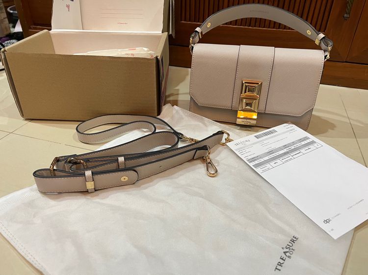 (ใหม่มาก)กระเป๋าแบรนด์ Atreasurebox Layer M สี Ivory ครบกล่อง มีใบเสร็จ รูปที่ 2