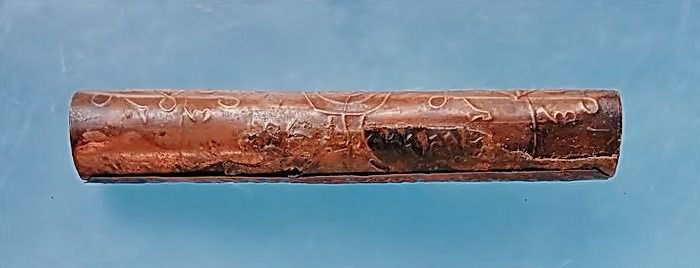 ตะกรุดมหาราชโลกีย์ อ.ชุม ไชยคีรี เนื้อทองแดง จารมือ ปี 2519 ยาว 2.5 นิ้ว (L) รูปที่ 3