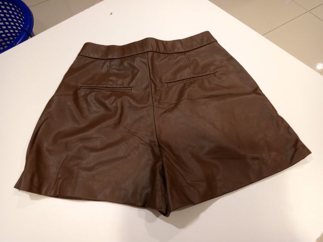 Zara shorts size EUR S,USA S เอว 26 ยาว 14 ขากางเกงกว้าง 13 นิ้ว กางเกงขาสั้นผู้หญิง สีน้ำตาล ซิปหน้า มีตะขอ และกระดุม ให้ติด กระดุมสำรอง 1 รูปที่ 11