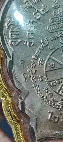 :เหรียญนั่งพาน ชนะมาร หลวงพ่อคูณ รุ่นแรก  ปี 2537 เนื้อนวะ บล็อกทองคำ เลี่ยมทองแท้ หมายเลข 61 รับประกัน พระแท้ ทองแท้ รูปที่ 5