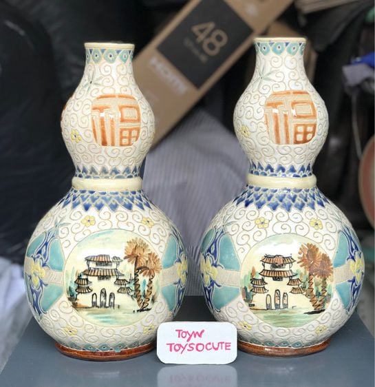 Pair of Antique Japanese Vases Hand Painted แจกันกระเบื้องทรงน้ำเต้า "น้ำเต้าเรียกทรัพย์"สำหรับปรับฮวงจุ้ยบ้าน ที่ทำงาน รูปที่ 2