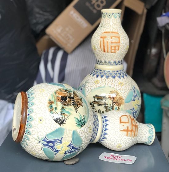 Pair of Antique Japanese Vases Hand Painted แจกันกระเบื้องทรงน้ำเต้า "น้ำเต้าเรียกทรัพย์"สำหรับปรับฮวงจุ้ยบ้าน ที่ทำงาน รูปที่ 9