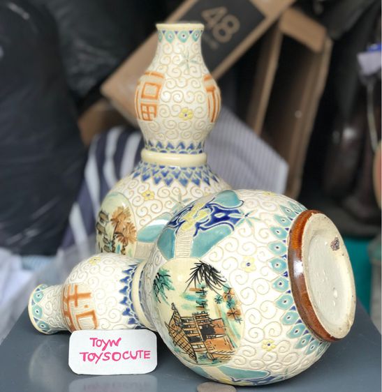 Pair of Antique Japanese Vases Hand Painted แจกันกระเบื้องทรงน้ำเต้า "น้ำเต้าเรียกทรัพย์"สำหรับปรับฮวงจุ้ยบ้าน ที่ทำงาน รูปที่ 8