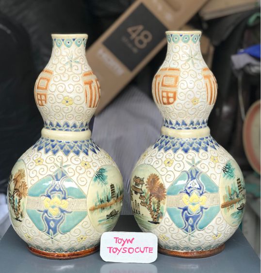 Pair of Antique Japanese Vases Hand Painted แจกันกระเบื้องทรงน้ำเต้า "น้ำเต้าเรียกทรัพย์"สำหรับปรับฮวงจุ้ยบ้าน ที่ทำงาน รูปที่ 4