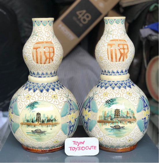 Pair of Antique Japanese Vases Hand Painted แจกันกระเบื้องทรงน้ำเต้า "น้ำเต้าเรียกทรัพย์"สำหรับปรับฮวงจุ้ยบ้าน ที่ทำงาน รูปที่ 3
