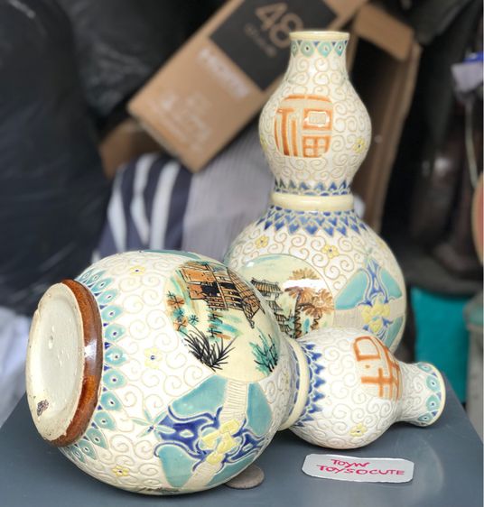 Pair of Antique Japanese Vases Hand Painted แจกันกระเบื้องทรงน้ำเต้า "น้ำเต้าเรียกทรัพย์"สำหรับปรับฮวงจุ้ยบ้าน ที่ทำงาน รูปที่ 10