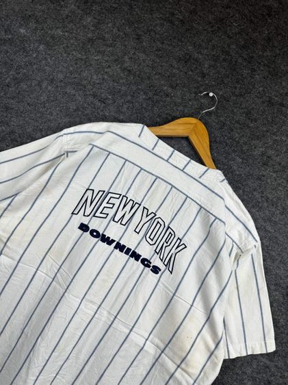 เสื้อแนวเบสบอล NEW YORK BOWNINES แท้ 💯 size วัดจริง ขนาด อก 23 ยาว 28.5 นิ้ว สภาพดีมาก สีขาว ทรงสวย เนื้อผ้าดีมาก หายากน่าสะสมครับ รูปที่ 2