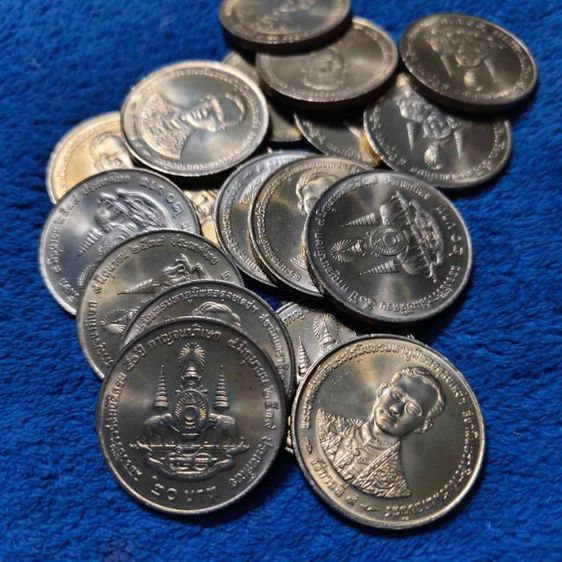 เหรียญที่ระลึก 20 บาทกาญจนาภิเษก
รุ่นไม่มีอุณาโลม
ไม่ผ่านใช้งาน
ขายเหรียญละ 80 บาทไม่รวมส่ง
 รูปที่ 2