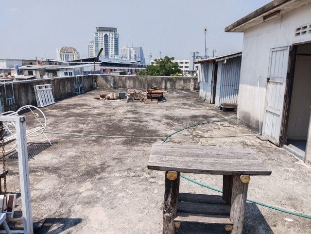 ให้เช่าติดตั้งเสาสัญญาณต่างๆบนดาดฟ้าตึกสี่ชั้น