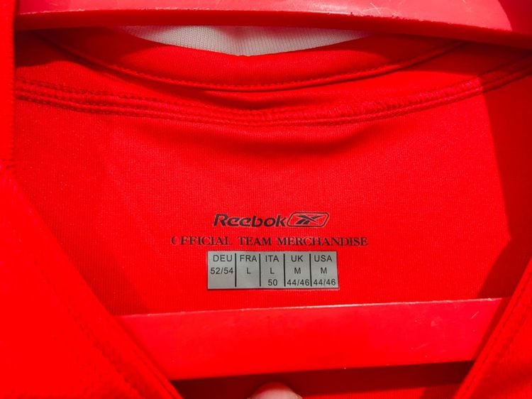 เสื้อฟุตบอลทีม LIVERPOOL แท้ 💯 size UK M ขนาด อก 21 ยาว 27.5 นิ้ว สภาพดี ทรงสวย สีแดงสด หายากน่าสะสมครับ รูปที่ 4