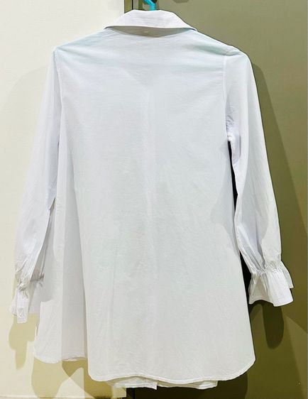 เสื้อเชิ้ตแขนยาวสีขาว มีผ้าปักเลื่อมสีดำผูกเป็นโบว์สวยๆเก๋ อก 38 ยาว 28 นิ้ว รูปที่ 2