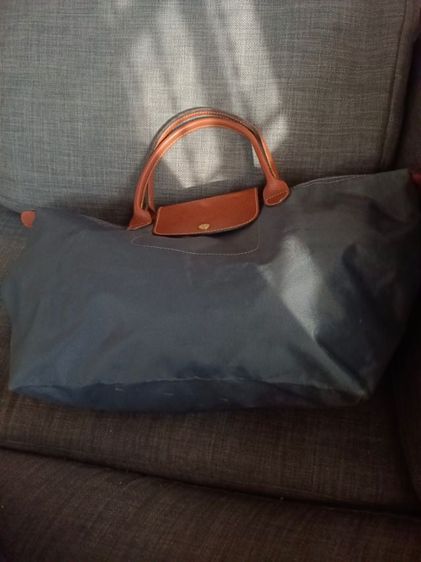 กระเป๋าสะพายสีเทา ยี่ห้อ Longchamp
