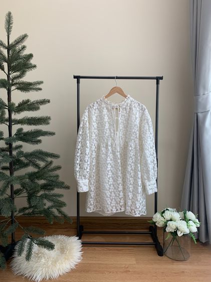 ZARA Dress สีขาว แขนยาว ลาดอกปักลาย คอผูกเชือก Size M (ส่งฟรีทั่วไทย) รูปที่ 2