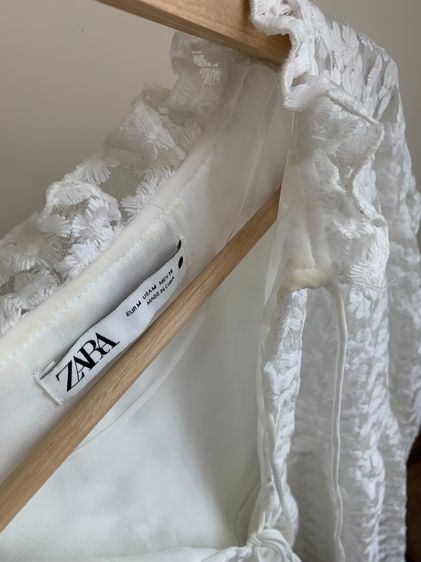 ZARA Dress สีขาว แขนยาว ลาดอกปักลาย คอผูกเชือก Size M (ส่งฟรีทั่วไทย) รูปที่ 3
