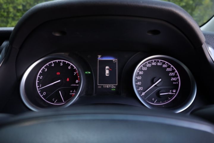 Toyota Camry 2019 2.0 G Sedan เบนซิน ไม่ติดแก๊ส เกียร์ธรรมดา บรอนซ์เงิน รูปที่ 2