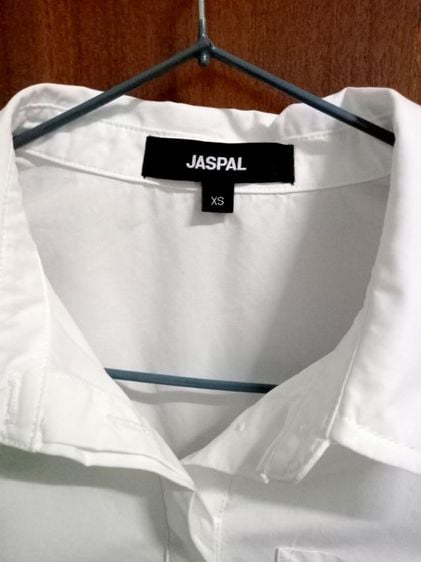 Jaspal white shirt size XS อก 38 ยาว 17 หน้า 20 หลัง แขนยาว 21 ไหล่กว้าง 6 นิ้ว เสื้อผู้หญิงคอปก แขนยาว มีกระเป๋าที่อกซ้าย กระดุมหน้า รูปที่ 4