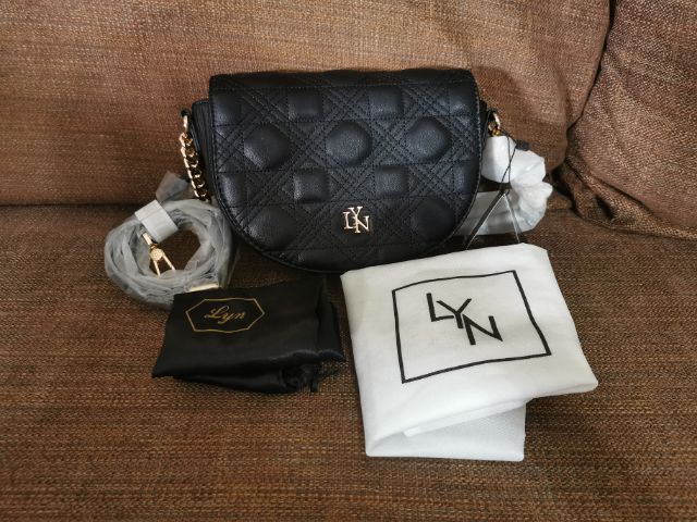 กระเป๋า​ LYN​ : NOELLE SHOULDER BAG M BLACK รูปที่ 4