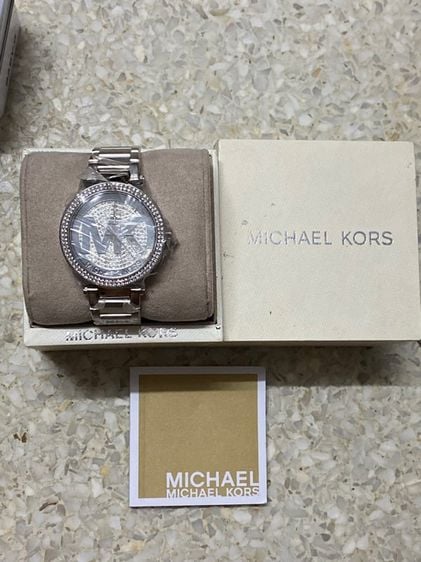 Michael Kors เงิน นาฬิกายี่ห้อ MICHAEL  KORS  ของแท้ตีมือสอง แต่สภาพมือ1 ยังไม่ได้แกะพลาสติกใช้งาน พร้อมกล่อง 1700฿