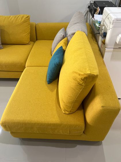 โซฟาผ้าสีเหลืองพร้อมหมอนอิง รูปที่ 3