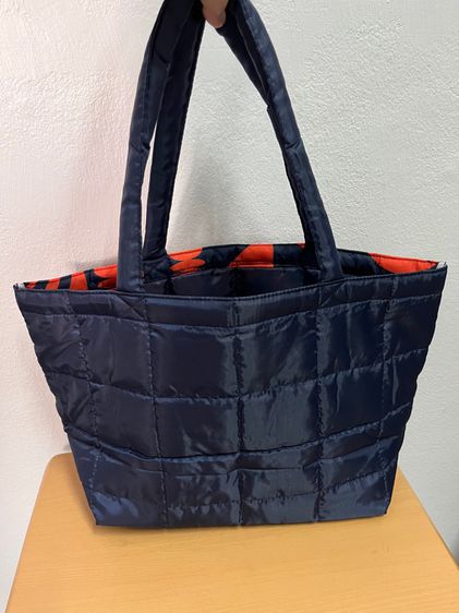 กระเป๋าสะพาย ผ้าไนล่อนเบานุ่ม Puffy สีน้ำเงินกรมท่าสลับส้ม ขนาด 19x11x6 นิ้ว ใหม่พร้อมส่ง รูปที่ 2