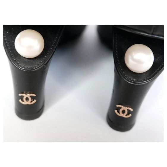 ของใหม่ ไม่เคยใช้ รองเท้าบูท Chanel New (Kept Unuesd ) Chanel Pearl Heel Wedge Boots Schwarz Leader รูปที่ 5