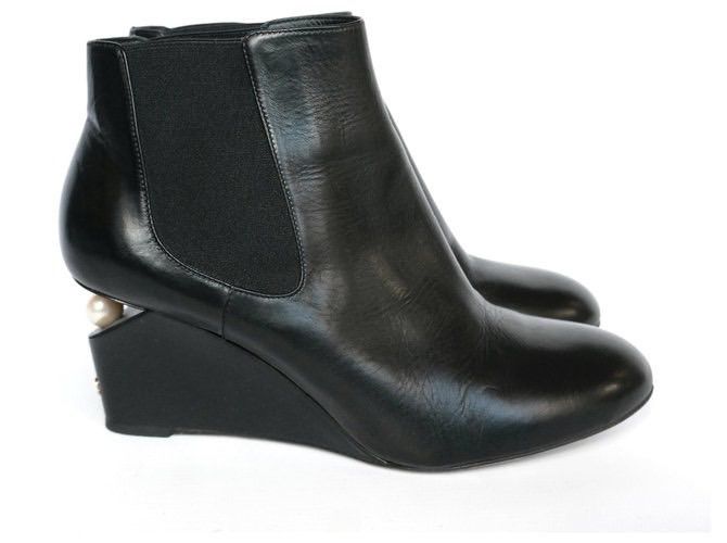 ของใหม่ ไม่เคยใช้ รองเท้าบูท Chanel New (Kept Unuesd ) Chanel Pearl Heel Wedge Boots Schwarz Leader รูปที่ 4
