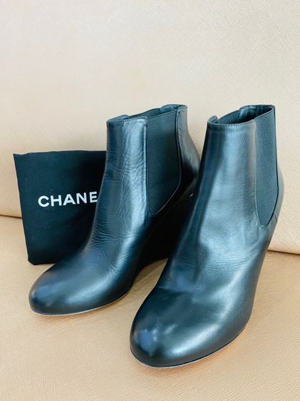 ของใหม่ ไม่เคยใช้ รองเท้าบูท Chanel New (Kept Unuesd ) Chanel Pearl Heel Wedge Boots Schwarz Leader รูปที่ 2