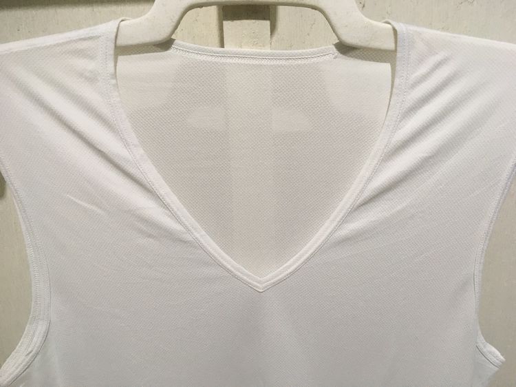เสื้อผ้าบาง แขนกุด คอวี AIRism แบรนด์ UNIQLO สีขาว รูปที่ 3