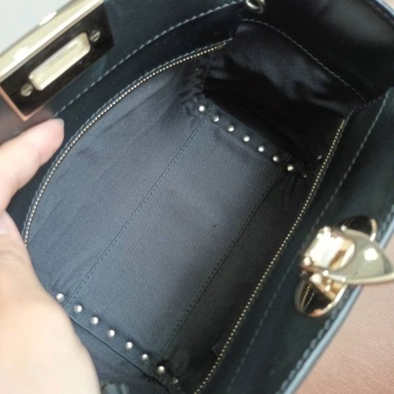 Good Condition Valentino Rockstud small leather Tote Black LGHW รูปที่ 4