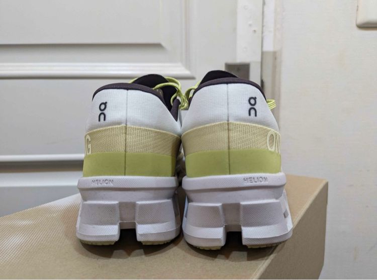 ส่งต่อรองเท้า On Cloudmonster 2🇨🇭 สี Undyed Zyst (ขาว เหลือง เขียว) ไซส์ UK8 US8.5 EU42 JP26.5 รูปที่ 3