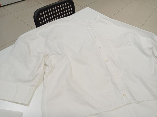 Spick and Span ( made in Japan)  เสื้อคอจีนขาวล้วน อก ฟรี ยาวหน้า 21 ยาวหลัง 23 นิ้วแขนยาว25นิ้วจากไหล่กระดุมหน้าแขนปล่อยมีกระดุม รูปที่ 8