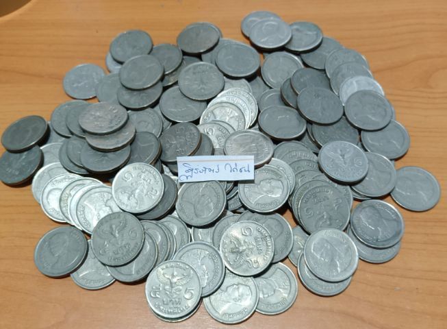 เหรียญไทย เหรียญ 5 บาทครุฑตรงปี 2525
